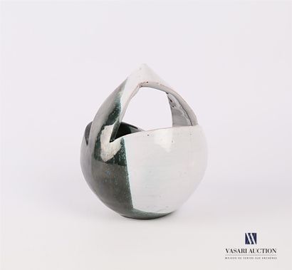 null Vase en céramique en forme de panier stylisé à patine grise/verte/noir métalisé

Signé...
