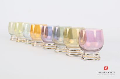 null Suite de huit verres à liqueur sur piédouche de couleurs différentes et liserets...