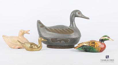 null Lot de quatre sujets représentant des canards, deux en bois sculpté et peint...