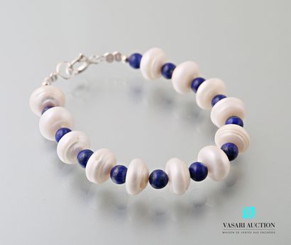 null Bracelet de perles blanches de forme rondelle alternées de billes de Lapis lazuli,...