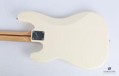 null SQUIER by Fender

Basse électrique, modèle P-Bass de couleur blanche.

(usures,...