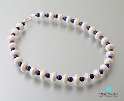 null Collier de perles blanches de forme rondelle alternées de billes de Lapis lazuli,...