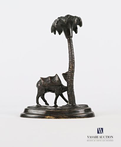 null Bougeoir en bronze figurant un dromadaire sous un palmier

Haut. : 19 cm

(accident...