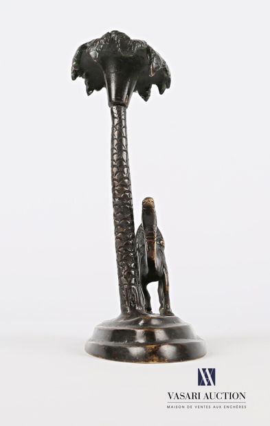 null Bougeoir en bronze figurant un dromadaire sous un palmier

Haut. : 19 cm

(accident...