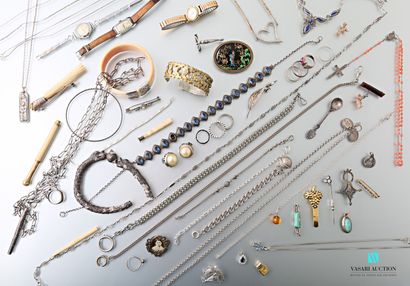 null Lot en argent et métal divers comprenant un ensemble de chaines, bracelets,...