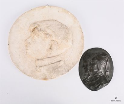 null Lot of two medallions including :

A plaster medallion representing a profile...
