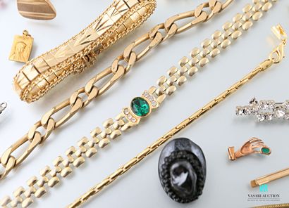null Lot de bijoux fantaisie comprenant un collier à maillons orné d'une pierre verte...