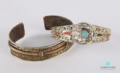 null Lot de deux bracelets jonc comprenant un bracelet en métal et cuivre à décor...