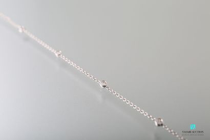 null Bracelet chaînette en or blanc 750 millièmes agrémenté de six diamants en sertis...