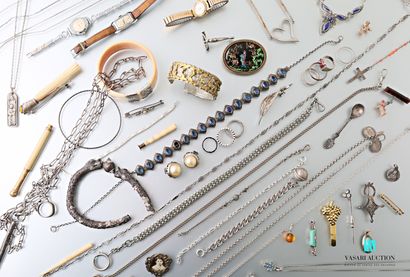 null Lot en argent et métal divers comprenant un ensemble de chaines, bracelets,...