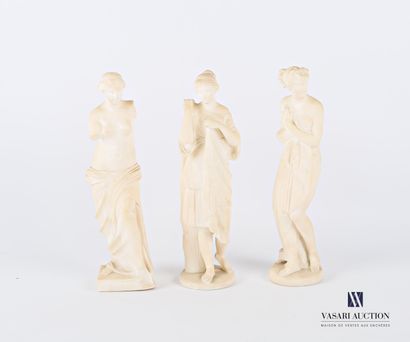 null Trois sujets en albâtre figurant des femmes drapées à l'antique 

Réductions...