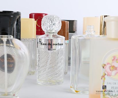 null Lot d'environ cinquante flacons à parfum de diverses marques en verre et plastique...