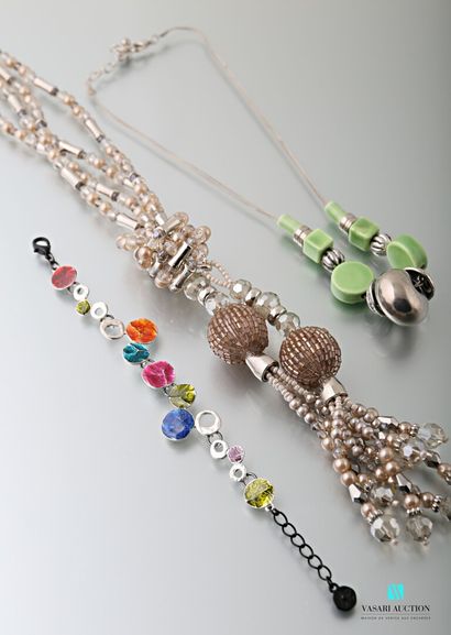 null Lot comprenant un collier orné de pompons en perles fantaisie, un collier dans...