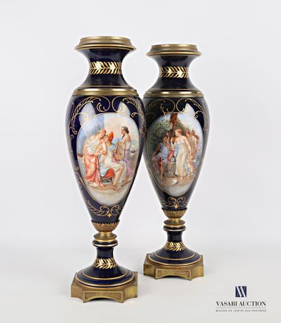 null Paire de vases simulés de forme balustre en porcelaine à fond bleu à décor de...