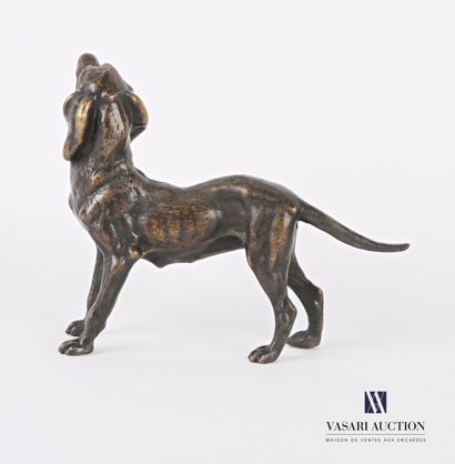 null Sujet en bronze figurant un chien regardant vers le ciel.

Haut. : 9 cm - Long....