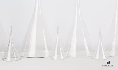 null Lot de treize entonnoirs en verre 

(éclats)

Haut. : de 10,5 à 32 cm