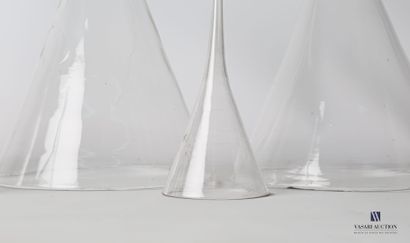 null Lot de treize entonnoirs en verre 

(éclats)

Haut. : de 10,5 à 32 cm