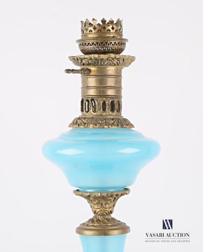 null Pied de lampe en verre opalin bleu de forme balustre, la monture en bronze à...