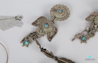 null Lot de bijoux fantaisie comprenant un collier simulant des fanons de baleine...