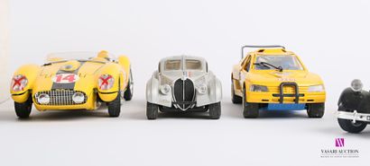 null Lot de onze véhicules miniatures comprenant : Ferrari 250 Testa Rossa Echelle...