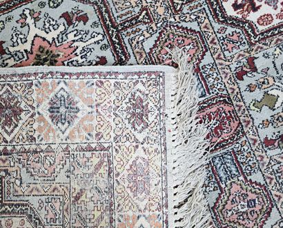 null MOROCCO

Wool carpet decorated with stylized floral motifs inscribed in compartments.

(wear...