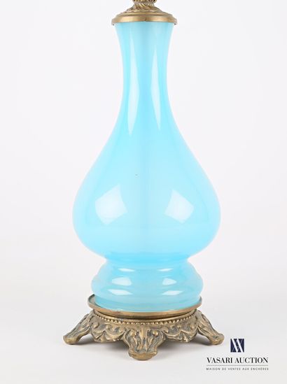 null Pied de lampe en verre opalin bleu de forme balustre, la monture en bronze à...