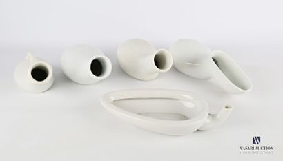 null Lot of five white earthenware urinals.

(cracks)

Length : from 23 to 34 cm