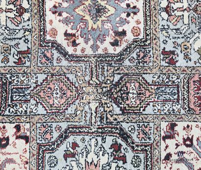 null MAROC

Tapis en laine à décor de motifs floraux stylisés inscrits dans des compartiments.

(usures...