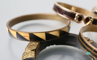 null Lot de neuf bracelets fantaisie en matériaux divers, certains dans le style...