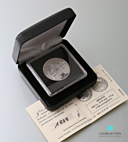null CLUB FRANCAIS DE LA MONNAIE 

Silver coin 800 thousandths showing on the obverse...