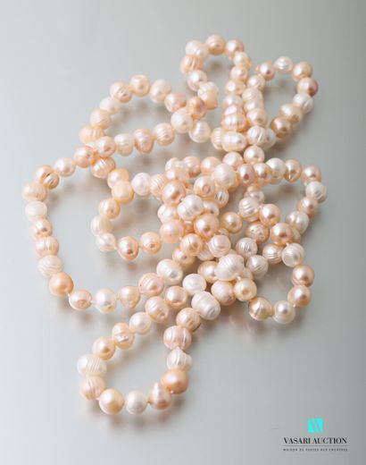 null Long sautoir de perles de cultures d'eau douce blanches et rosées.

Long. :...