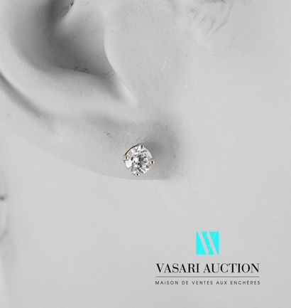 null Pair of earrings in white gold 750 thousandth set with half-cut diamonds of...
