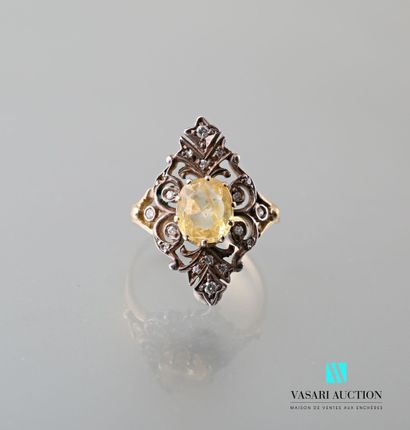 null Ring in yellow gold 750 thousandths and silver decorated with an oval yellow...