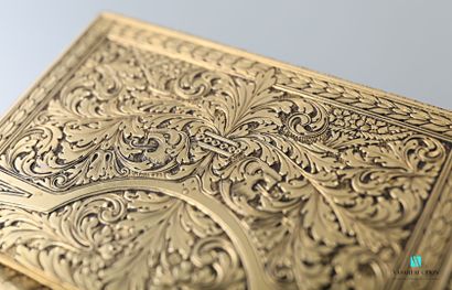  Boîte tabatière en or jaune 750 millièmes à riche décor gravé de rinceaux et feuilles...