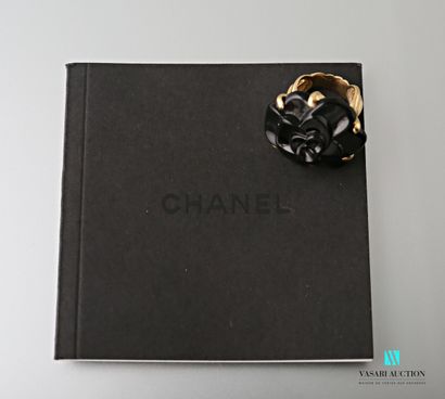 null Chanel, bague Camélia, l'anneau en or jaune 750 millièmes torsadé, le camélia...