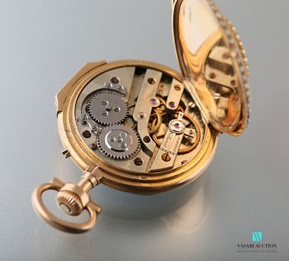 null Pocket watch in yellow gold 750 thousandths, the back with decoration in application...