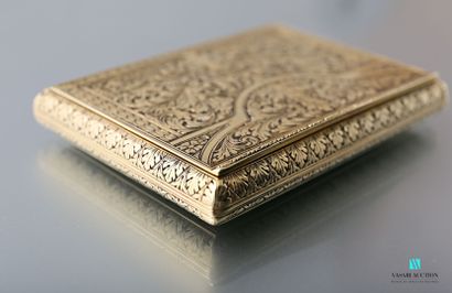  Snuffbox in yellow gold 750 thousandths with rich engraved decoration of foliage...
