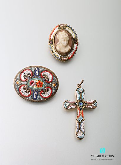 null Lot en métal et micromosaïque comprenant un pendentif croix et deux broches...