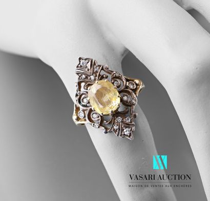 null Ring in yellow gold 750 thousandths and silver decorated with an oval yellow...