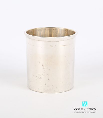 null A silver plated metal tumbler of tubular shape standing on a flat bottom.

(Wear...