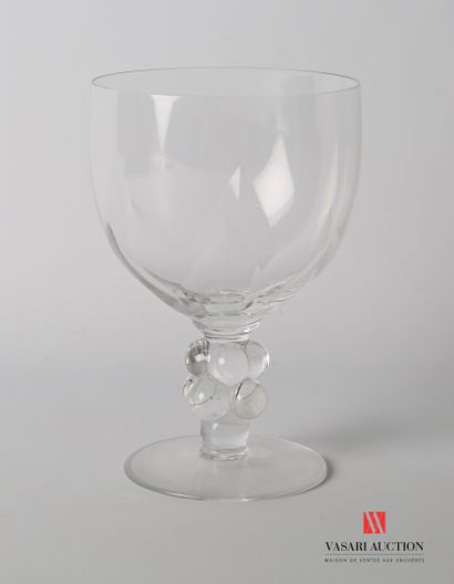 null LALIQUE 

Crystal glass on a leg decorated with bubbles, the goblet decorated...