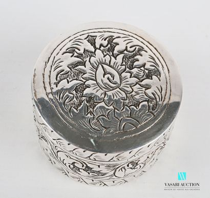 null Silver box of round shape, the lid decorated with foliage in a central medallion,...