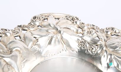 null Bottle coaster in silver, the basin presents in its center a monogram, the moved...