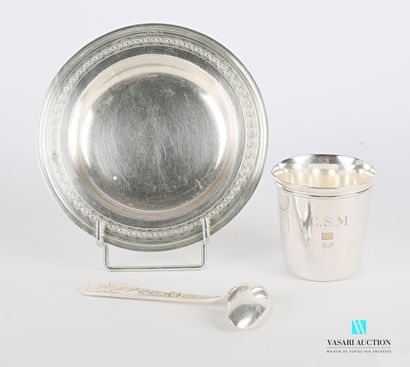 null Plate and its spoon in silver plated metal, the edge and the handle decorated...
