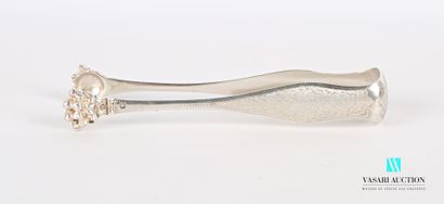 null Silver sugar tongs, the violin arms decorated with stylized veining on an amatized...