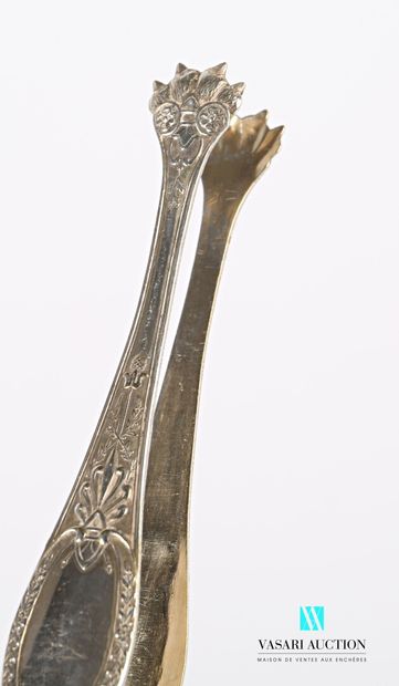 null Silver plated sugar tongs, the violin arms decorated with nets, flowered branches...