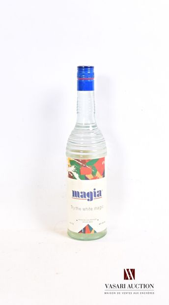null 1 bouteille	OUZO "Magia" mise Spanos Bros (Grèce)		

	70 cl - 40°. Et. un peu...