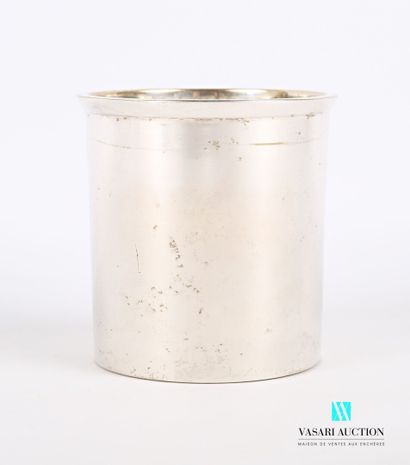 null A silver plated metal tumbler of tubular shape standing on a flat bottom.

(Wear...