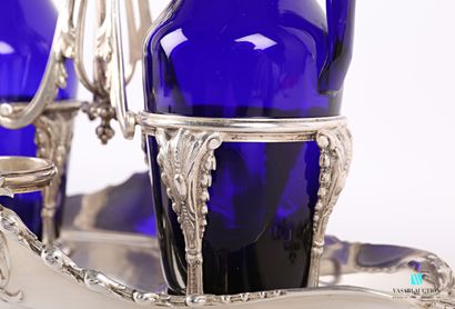 null Silver wine-oiler, the basin of shuttle form rests on four clamps enclosing...