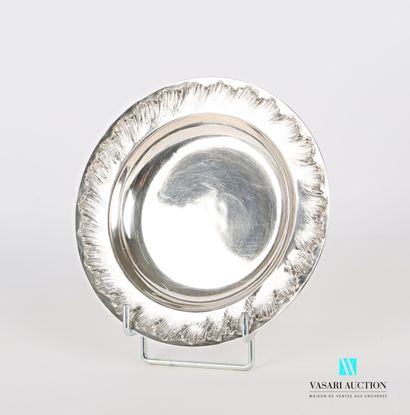 null Round and hollow silver boiled plate, the edge hemmed with a frieze of waves.

Master...
